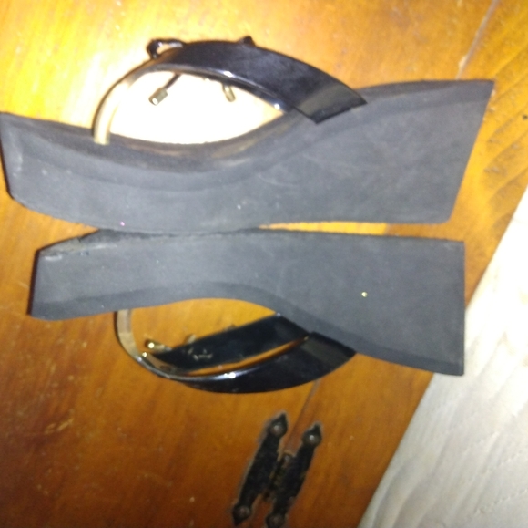 Guess Black with gold and rhinestones platform flip flops - Picture 8 of 10